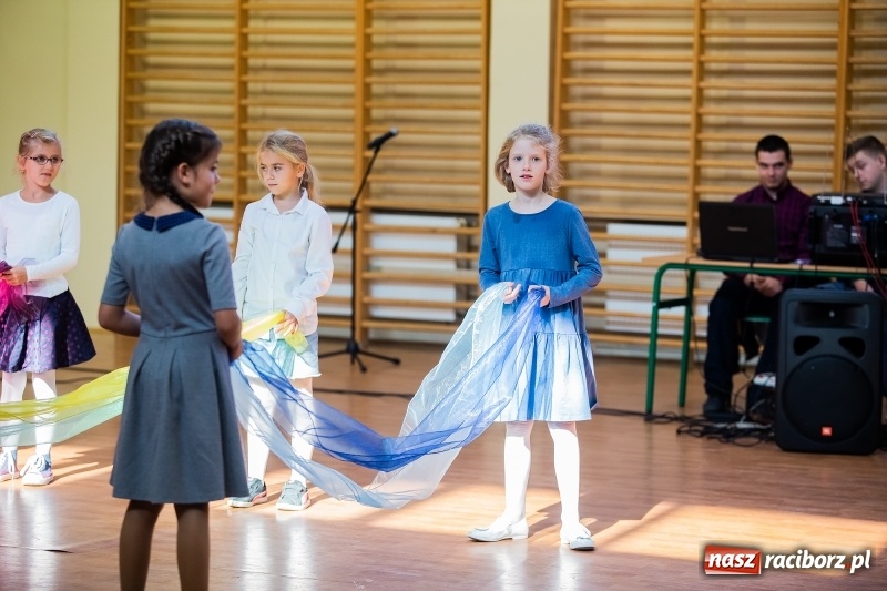 Zdjęcie w galerii na portalu naszraciborz.pl: W raciborskim ZSOMS pasowano pierwszoklasistów wiadomości z regionu