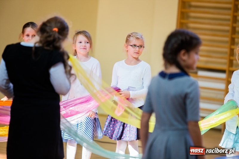 Zdjęcie w galerii na portalu naszraciborz.pl: W raciborskim ZSOMS pasowano pierwszoklasistów wiadomości z regionu