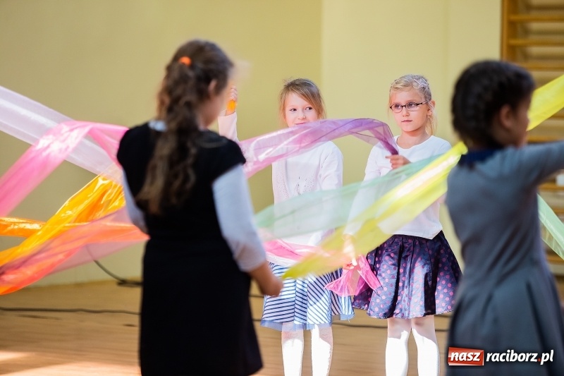 Zdjęcie w galerii na portalu naszraciborz.pl: W raciborskim ZSOMS pasowano pierwszoklasistów wiadomości z regionu