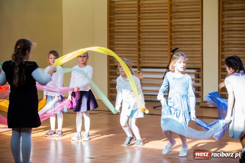 Zdjęcie w galerii na portalu naszraciborz.pl: W raciborskim ZSOMS pasowano pierwszoklasistów wiadomości z regionu