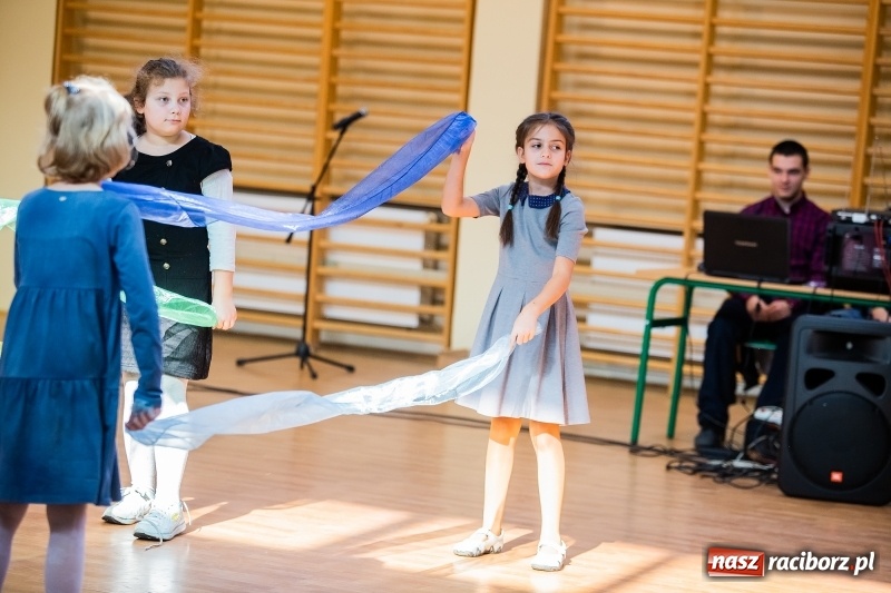 Zdjęcie w galerii na portalu naszraciborz.pl: W raciborskim ZSOMS pasowano pierwszoklasistów wiadomości z regionu