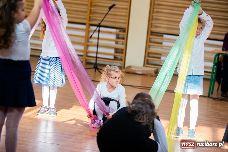 Zdjęcie w galerii na portalu naszraciborz.pl: W raciborskim ZSOMS pasowano pierwszoklasistów wiadomości z regionu