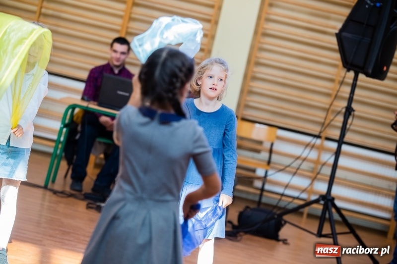 Zdjęcie w galerii na portalu naszraciborz.pl: W raciborskim ZSOMS pasowano pierwszoklasistów wiadomości z regionu