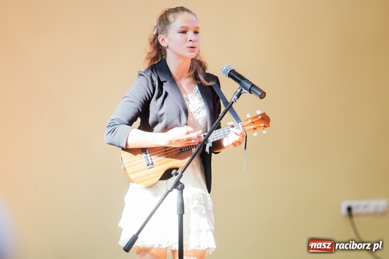 Zdjęcie w galerii na portalu naszraciborz.pl: W raciborskim ZSOMS pasowano pierwszoklasistów wiadomości z regionu