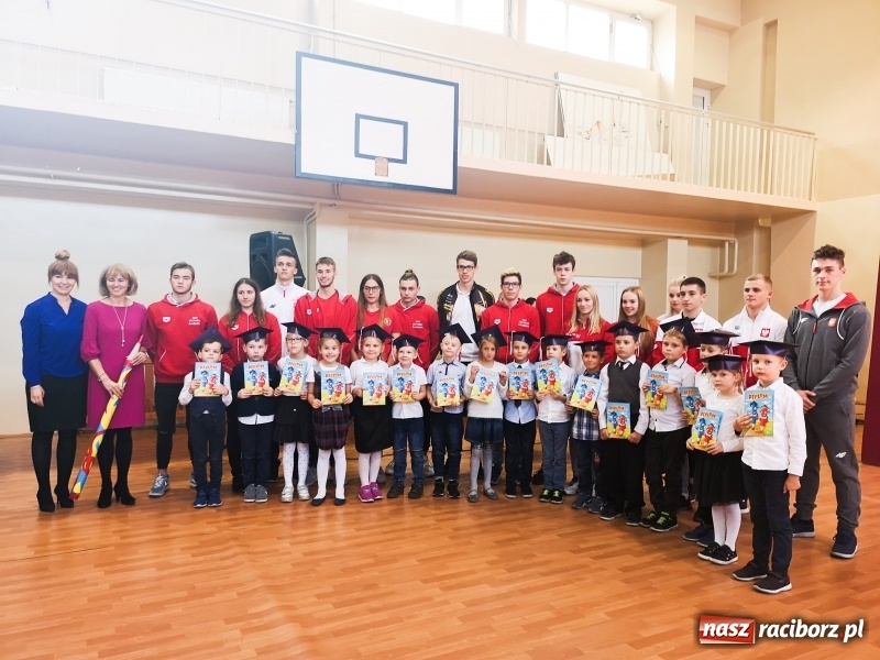 Zdjęcie w galerii na portalu naszraciborz.pl: W raciborskim ZSOMS pasowano pierwszoklasistów wiadomości z regionu