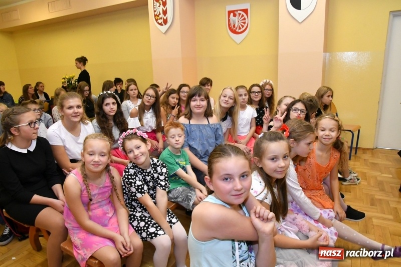 Zdjęcie w galerii na portalu naszraciborz.pl: Samba dla Pani, dla Pana – uczniowie SP18 z życzeniami dla wszystkich pracowników szkoły wiadomości z regionu