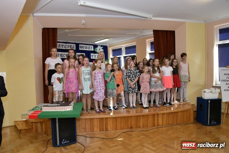 Zdjęcie w galerii na portalu naszraciborz.pl: Samba dla Pani, dla Pana – uczniowie SP18 z życzeniami dla wszystkich pracowników szkoły wiadomości z regionu