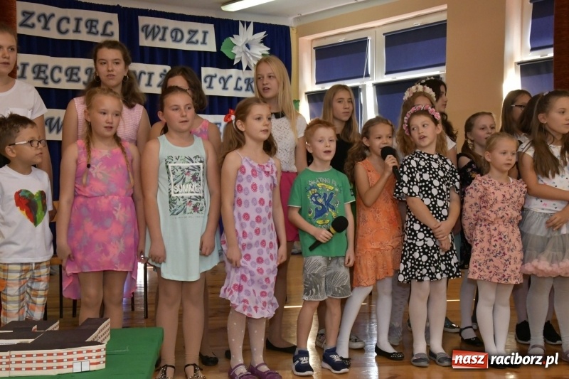 Zdjęcie w galerii na portalu naszraciborz.pl: Samba dla Pani, dla Pana – uczniowie SP18 z życzeniami dla wszystkich pracowników szkoły wiadomości z regionu