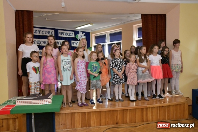 Zdjęcie w galerii na portalu naszraciborz.pl: Samba dla Pani, dla Pana – uczniowie SP18 z życzeniami dla wszystkich pracowników szkoły wiadomości z regionu