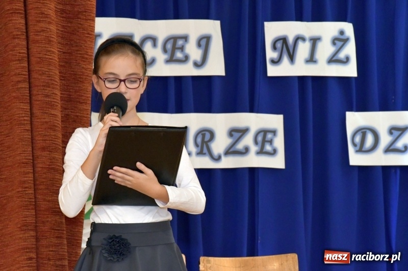 Zdjęcie w galerii na portalu naszraciborz.pl: Samba dla Pani, dla Pana – uczniowie SP18 z życzeniami dla wszystkich pracowników szkoły wiadomości z regionu