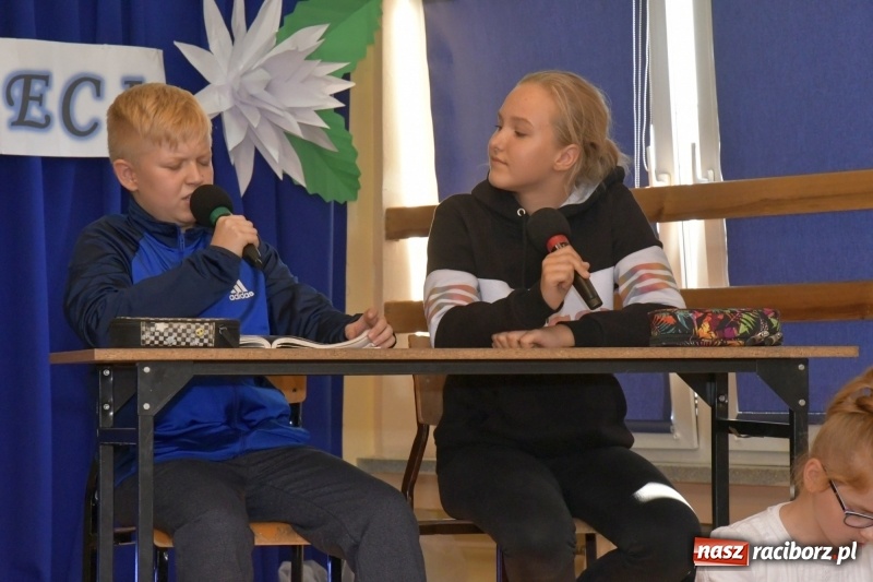 Zdjęcie w galerii na portalu naszraciborz.pl: Samba dla Pani, dla Pana – uczniowie SP18 z życzeniami dla wszystkich pracowników szkoły wiadomości z regionu