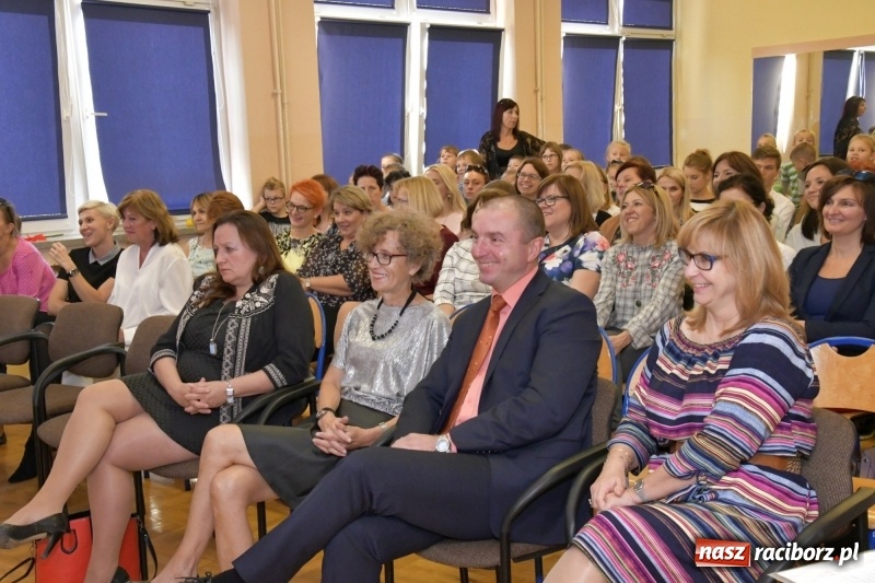 Zdjęcie w galerii na portalu naszraciborz.pl: Samba dla Pani, dla Pana – uczniowie SP18 z życzeniami dla wszystkich pracowników szkoły wiadomości z regionu