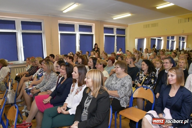 Zdjęcie w galerii na portalu naszraciborz.pl: Samba dla Pani, dla Pana – uczniowie SP18 z życzeniami dla wszystkich pracowników szkoły wiadomości z regionu