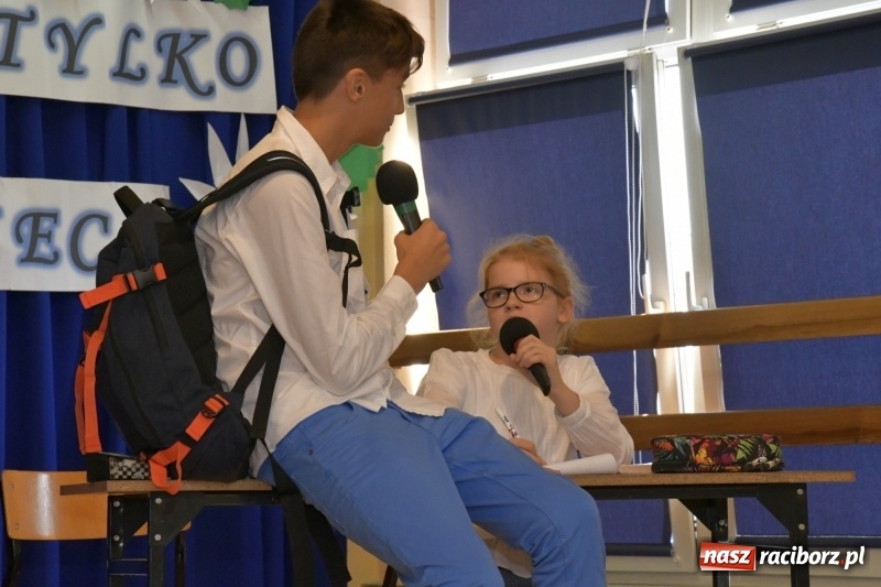 Zdjęcie w galerii na portalu naszraciborz.pl: Samba dla Pani, dla Pana – uczniowie SP18 z życzeniami dla wszystkich pracowników szkoły wiadomości z regionu