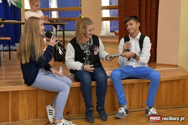 Zdjęcie w galerii na portalu naszraciborz.pl: Samba dla Pani, dla Pana – uczniowie SP18 z życzeniami dla wszystkich pracowników szkoły wiadomości z regionu