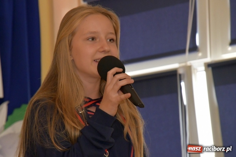 Zdjęcie w galerii na portalu naszraciborz.pl: Samba dla Pani, dla Pana – uczniowie SP18 z życzeniami dla wszystkich pracowników szkoły wiadomości z regionu