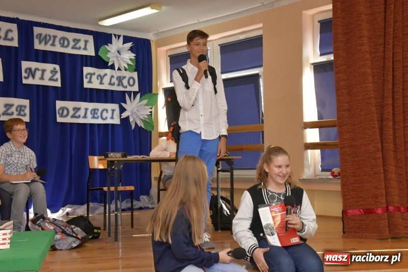 Zdjęcie w galerii na portalu naszraciborz.pl: Samba dla Pani, dla Pana – uczniowie SP18 z życzeniami dla wszystkich pracowników szkoły wiadomości z regionu