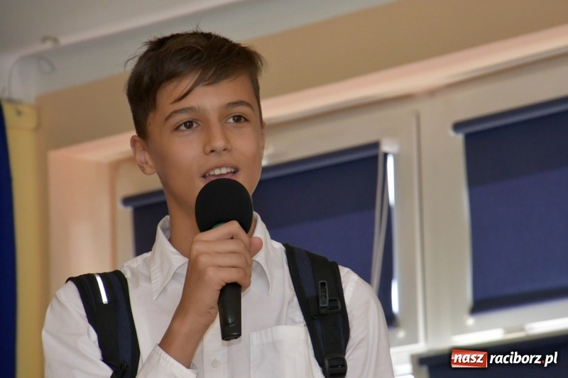 Zdjęcie w galerii na portalu naszraciborz.pl: Samba dla Pani, dla Pana – uczniowie SP18 z życzeniami dla wszystkich pracowników szkoły wiadomości z regionu