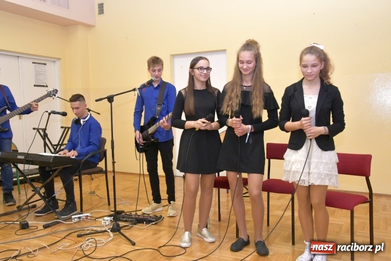 Zdjęcie w galerii na portalu naszraciborz.pl: Samba dla Pani, dla Pana – uczniowie SP18 z życzeniami dla wszystkich pracowników szkoły wiadomości z regionu