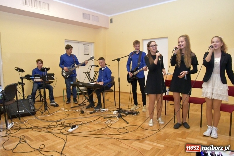 Zdjęcie w galerii na portalu naszraciborz.pl: Samba dla Pani, dla Pana – uczniowie SP18 z życzeniami dla wszystkich pracowników szkoły wiadomości z regionu