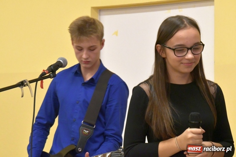 Zdjęcie w galerii na portalu naszraciborz.pl: Samba dla Pani, dla Pana – uczniowie SP18 z życzeniami dla wszystkich pracowników szkoły wiadomości z regionu