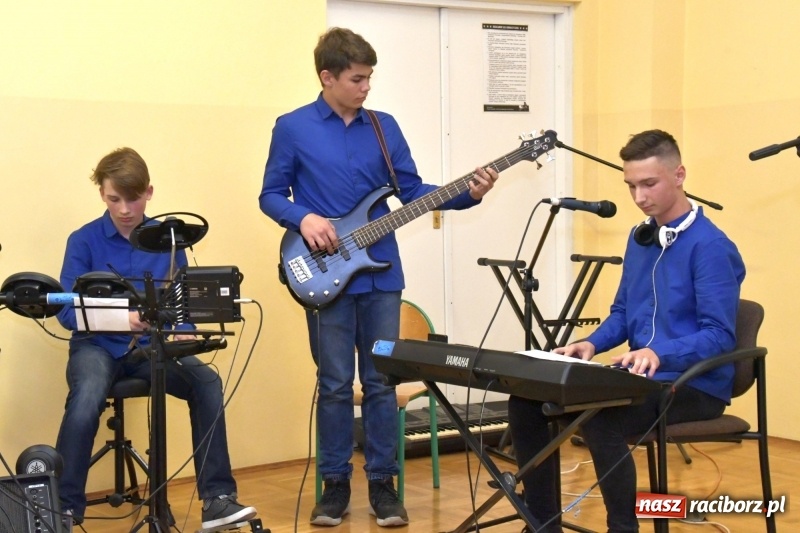 Zdjęcie w galerii na portalu naszraciborz.pl: Samba dla Pani, dla Pana – uczniowie SP18 z życzeniami dla wszystkich pracowników szkoły wiadomości z regionu