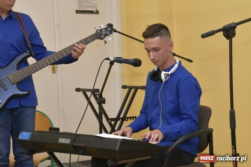 Zdjęcie w galerii na portalu naszraciborz.pl: Samba dla Pani, dla Pana – uczniowie SP18 z życzeniami dla wszystkich pracowników szkoły wiadomości z regionu