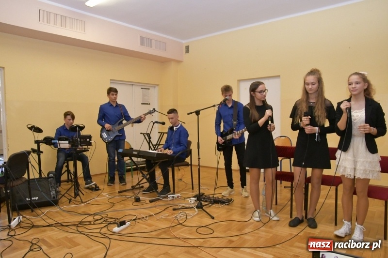 Zdjęcie w galerii na portalu naszraciborz.pl: Samba dla Pani, dla Pana – uczniowie SP18 z życzeniami dla wszystkich pracowników szkoły wiadomości z regionu