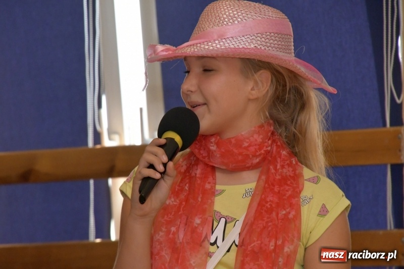 Zdjęcie w galerii na portalu naszraciborz.pl: Samba dla Pani, dla Pana – uczniowie SP18 z życzeniami dla wszystkich pracowników szkoły wiadomości z regionu