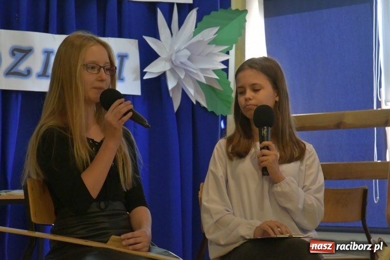 Zdjęcie w galerii na portalu naszraciborz.pl: Samba dla Pani, dla Pana – uczniowie SP18 z życzeniami dla wszystkich pracowników szkoły wiadomości z regionu