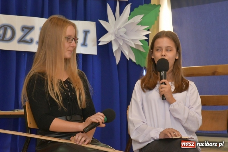 Zdjęcie w galerii na portalu naszraciborz.pl: Samba dla Pani, dla Pana – uczniowie SP18 z życzeniami dla wszystkich pracowników szkoły wiadomości z regionu