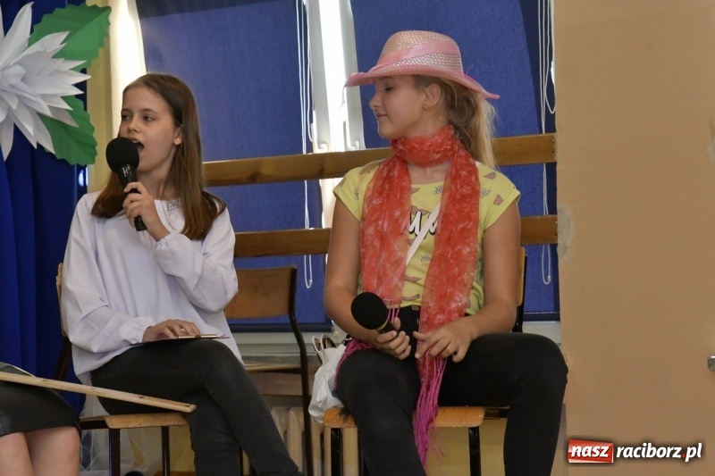 Zdjęcie w galerii na portalu naszraciborz.pl: Samba dla Pani, dla Pana – uczniowie SP18 z życzeniami dla wszystkich pracowników szkoły wiadomości z regionu