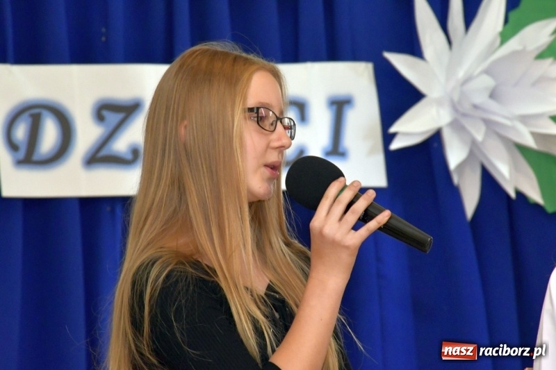 Zdjęcie w galerii na portalu naszraciborz.pl: Samba dla Pani, dla Pana – uczniowie SP18 z życzeniami dla wszystkich pracowników szkoły wiadomości z regionu