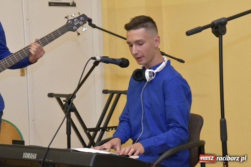 Zdjęcie w galerii na portalu naszraciborz.pl: Samba dla Pani, dla Pana – uczniowie SP18 z życzeniami dla wszystkich pracowników szkoły wiadomości z regionu