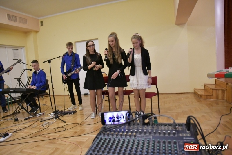 Zdjęcie w galerii na portalu naszraciborz.pl: Samba dla Pani, dla Pana – uczniowie SP18 z życzeniami dla wszystkich pracowników szkoły wiadomości z regionu