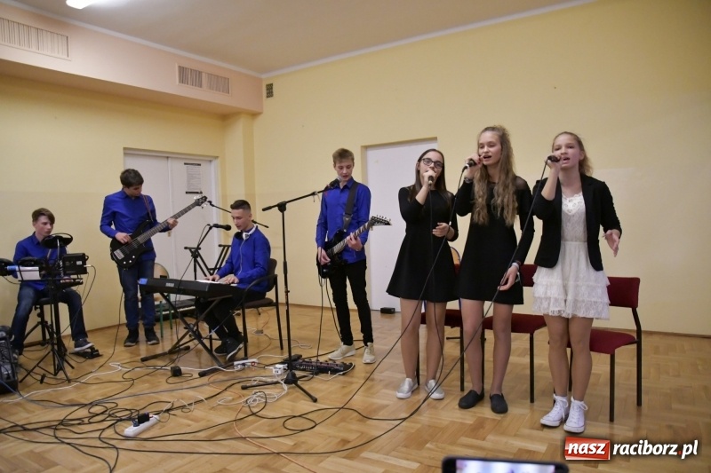 Zdjęcie w galerii na portalu naszraciborz.pl: Samba dla Pani, dla Pana – uczniowie SP18 z życzeniami dla wszystkich pracowników szkoły wiadomości z regionu