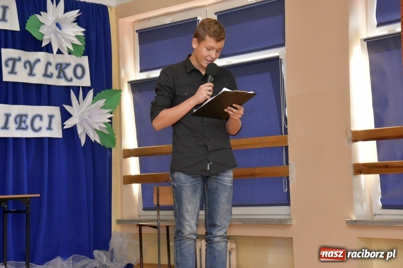 Zdjęcie w galerii na portalu naszraciborz.pl: Samba dla Pani, dla Pana – uczniowie SP18 z życzeniami dla wszystkich pracowników szkoły wiadomości z regionu