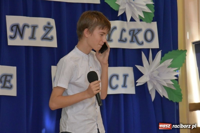 Zdjęcie w galerii na portalu naszraciborz.pl: Samba dla Pani, dla Pana – uczniowie SP18 z życzeniami dla wszystkich pracowników szkoły wiadomości z regionu