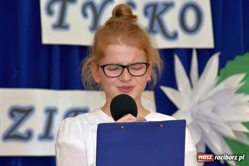 Zdjęcie w galerii na portalu naszraciborz.pl: Samba dla Pani, dla Pana – uczniowie SP18 z życzeniami dla wszystkich pracowników szkoły wiadomości z regionu