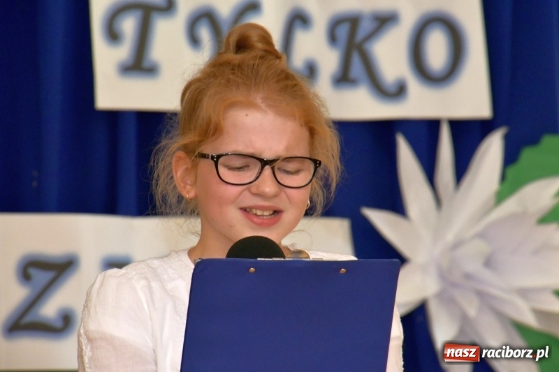 Zdjęcie w galerii na portalu naszraciborz.pl: Samba dla Pani, dla Pana – uczniowie SP18 z życzeniami dla wszystkich pracowników szkoły wiadomości z regionu