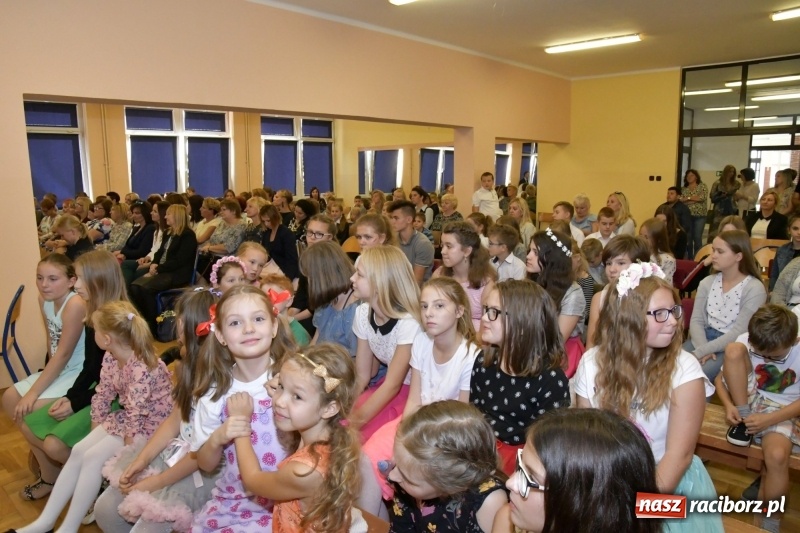 Zdjęcie w galerii na portalu naszraciborz.pl: Samba dla Pani, dla Pana – uczniowie SP18 z życzeniami dla wszystkich pracowników szkoły wiadomości z regionu