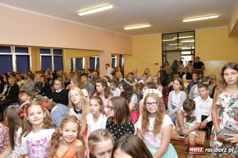 Zdjęcie w galerii na portalu naszraciborz.pl: Samba dla Pani, dla Pana – uczniowie SP18 z życzeniami dla wszystkich pracowników szkoły wiadomości z regionu