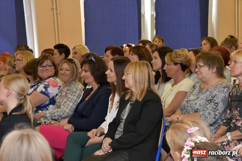 Zdjęcie w galerii na portalu naszraciborz.pl: Samba dla Pani, dla Pana – uczniowie SP18 z życzeniami dla wszystkich pracowników szkoły wiadomości z regionu