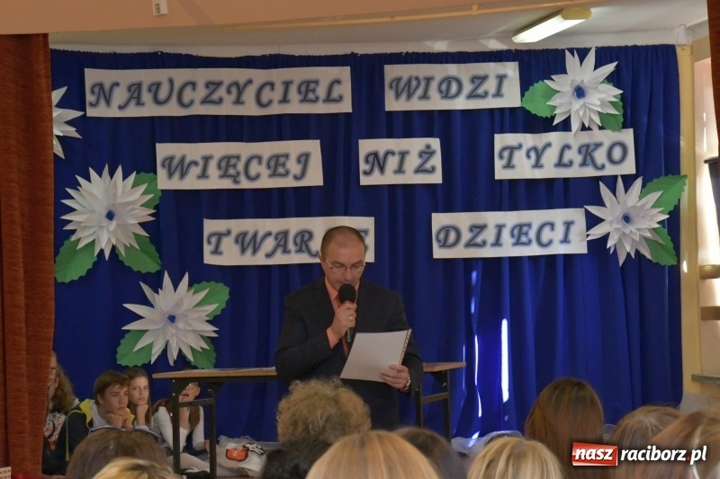 Zdjęcie w galerii na portalu naszraciborz.pl: Samba dla Pani, dla Pana – uczniowie SP18 z życzeniami dla wszystkich pracowników szkoły wiadomości z regionu