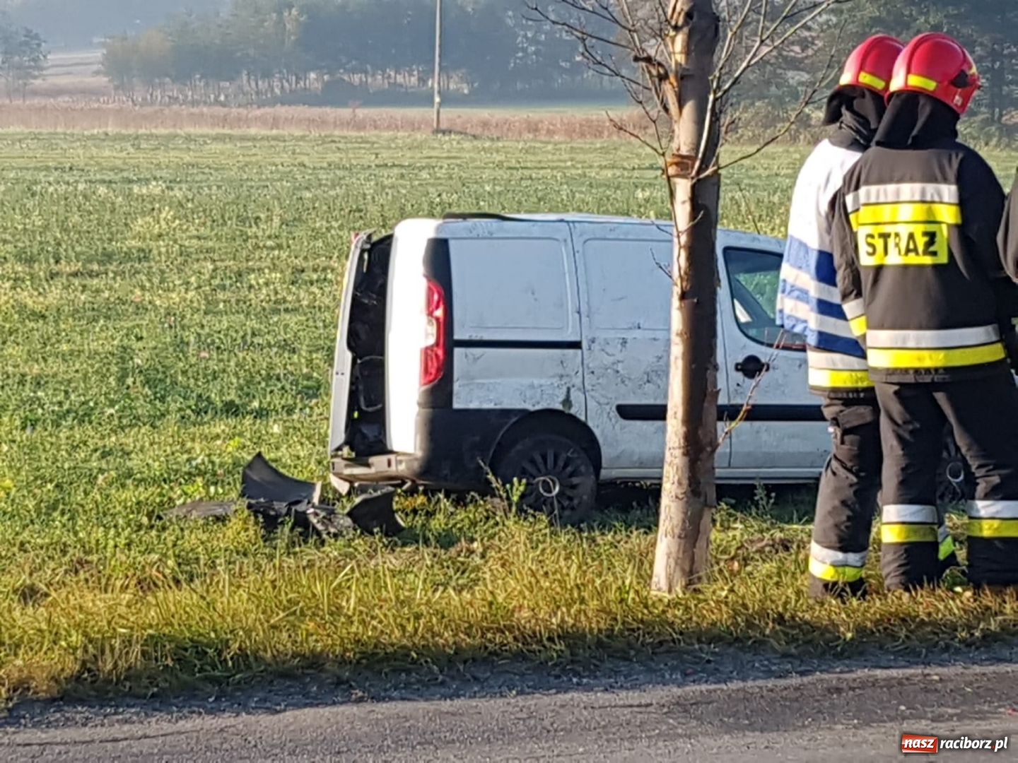 Zdjęcie w galerii na portalu naszraciborz.pl: Fiat wypadł z drogi na trasie Racibórz-Rybnik  wiadomości z regionu