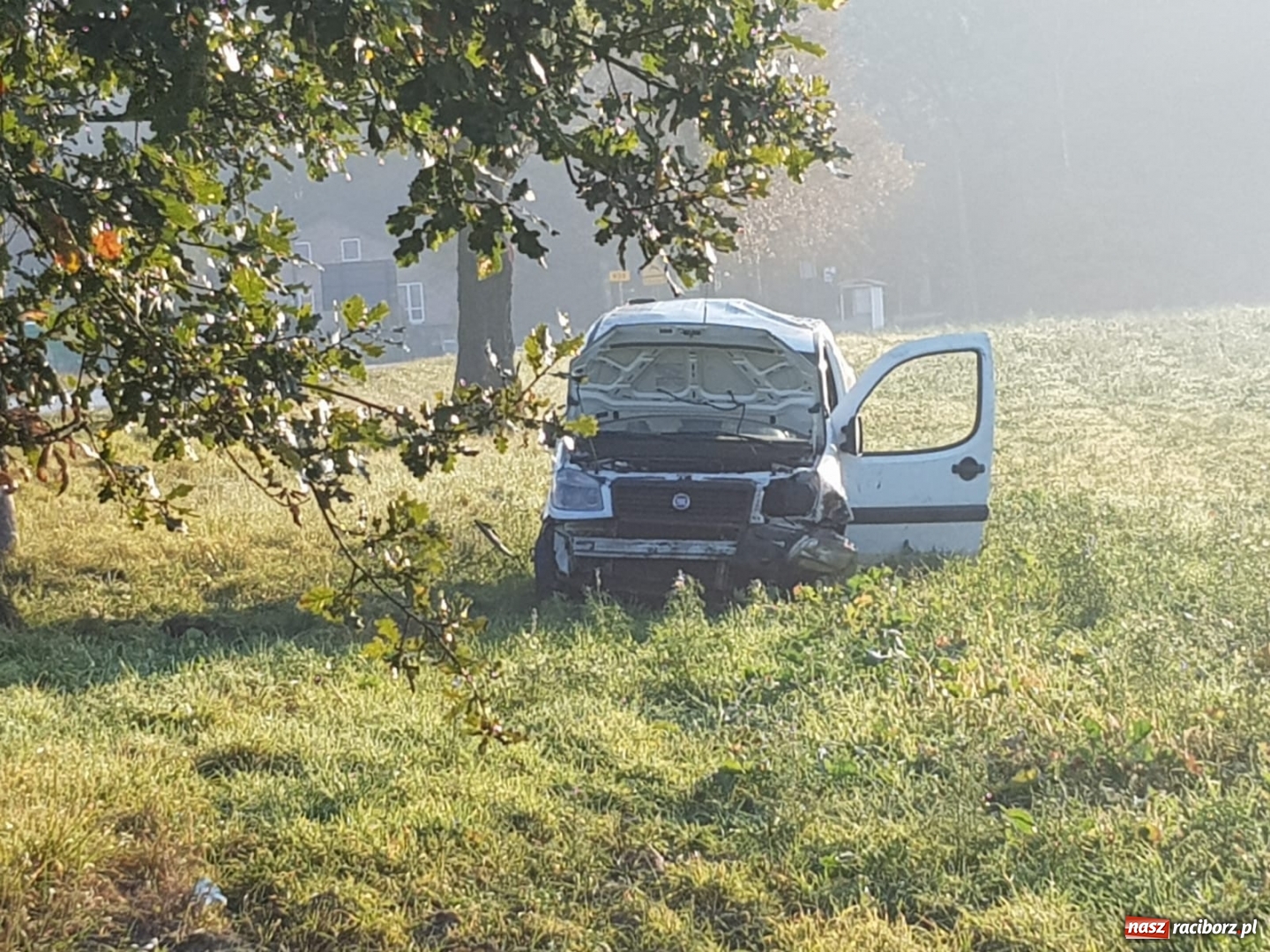 Zdjęcie w galerii na portalu naszraciborz.pl: Fiat wypadł z drogi na trasie Racibórz-Rybnik  wiadomości z regionu