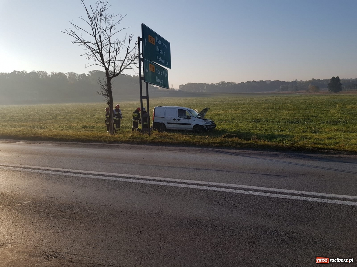 Zdjęcie w galerii na portalu naszraciborz.pl: Fiat wypadł z drogi na trasie Racibórz-Rybnik  wiadomości z regionu