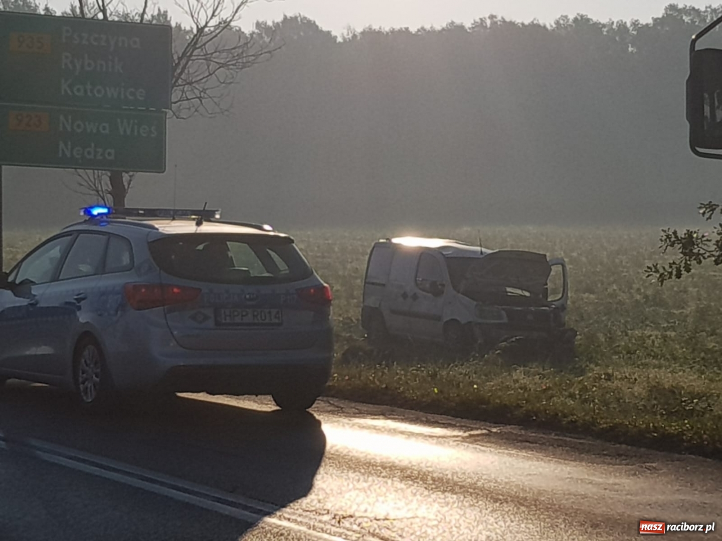 Zdjęcie w galerii na portalu naszraciborz.pl: Fiat wypadł z drogi na trasie Racibórz-Rybnik  wiadomości z regionu