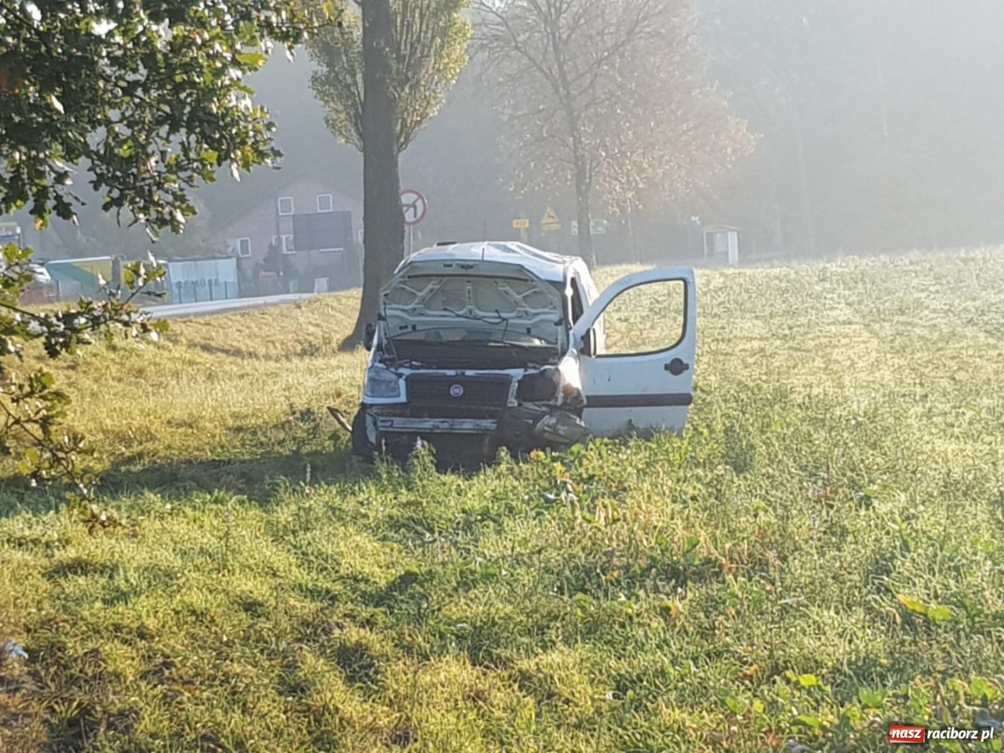 Zdjęcie w galerii na portalu naszraciborz.pl: Fiat wypadł z drogi na trasie Racibórz-Rybnik  wiadomości z regionu