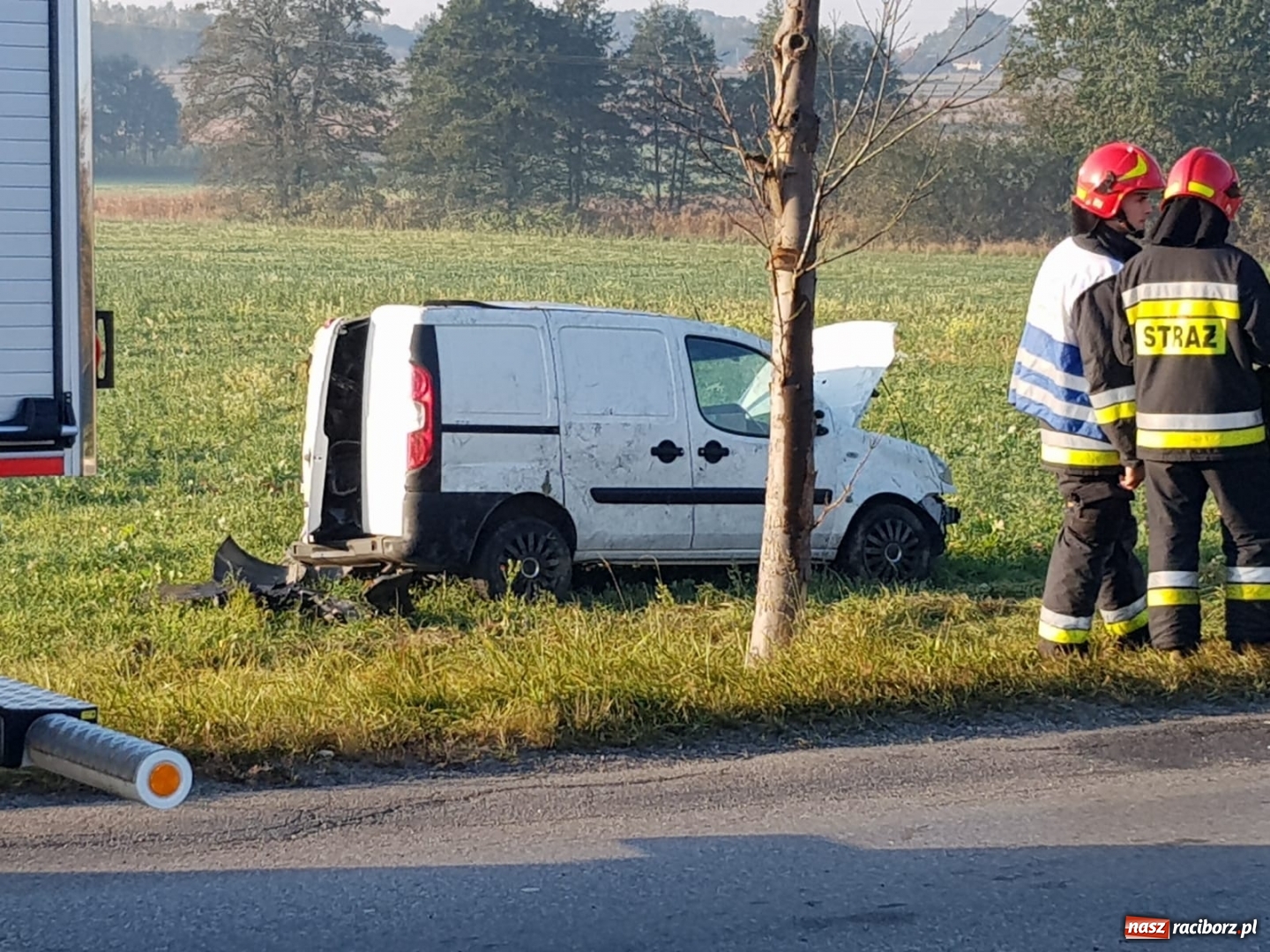 Zdjęcie w galerii na portalu naszraciborz.pl: Fiat wypadł z drogi na trasie Racibórz-Rybnik  wiadomości z regionu